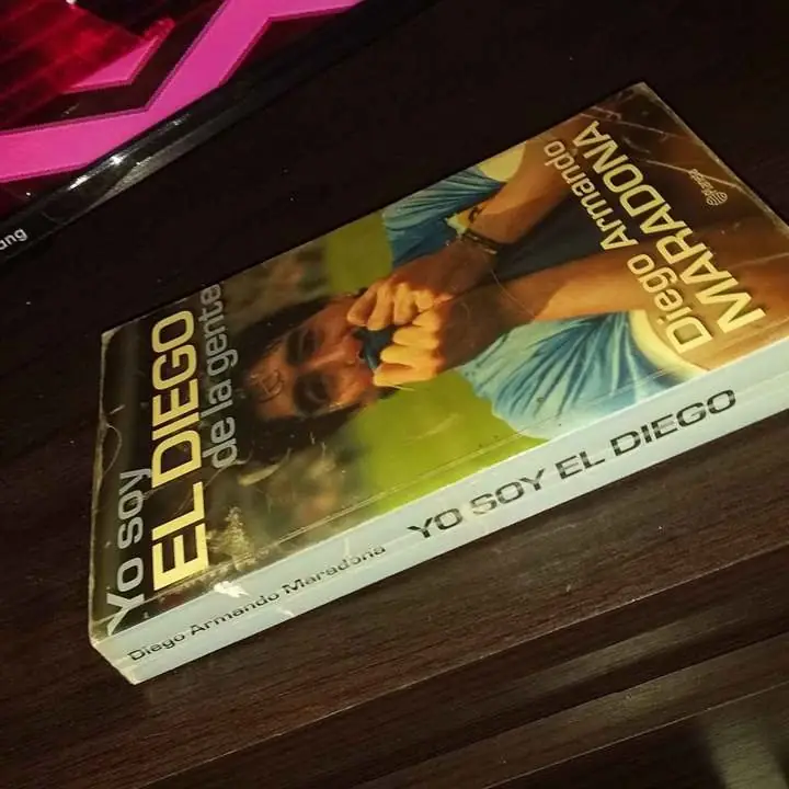Vendo libro de maradona ..año 2000