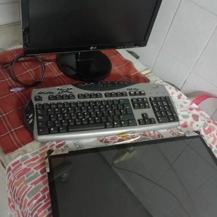 Vendo.monitor LG 19 pulgadas No funciona Vendo.pantalla monitor LG.LED.Si funciona Teclado funcióna