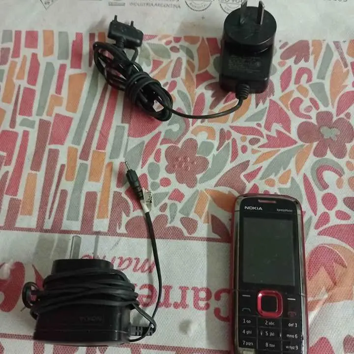 Vendo. Nokia para repuestos con cargador. Y un cargador de soni ericson. Original