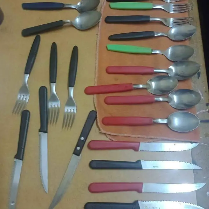 Vendo. Cubiertos y abre lata. en buen estado
