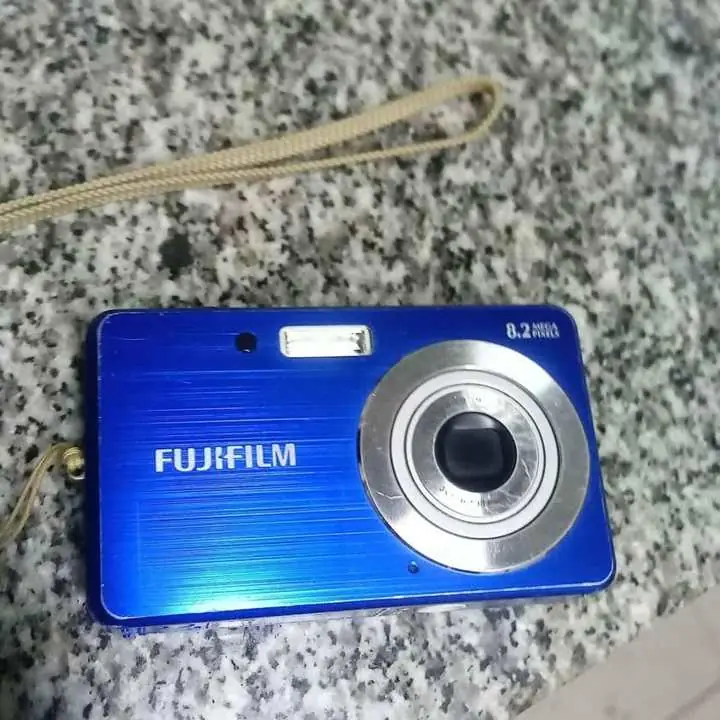Vendo..cámara Fujifilm..sin batería.. funciona