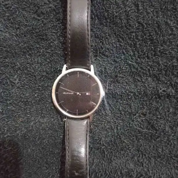 Vendo o permuto. reloj tomy hilfer original. O algún parlante con Bluetooth