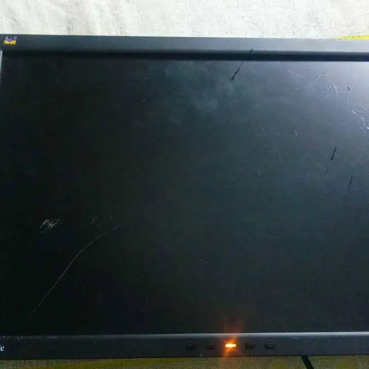 Vendo monitor.. pantalla rota..para repuestos funciona todo