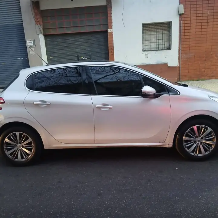 Peugeot 208 feline pack cuir 2016 $12.500.000