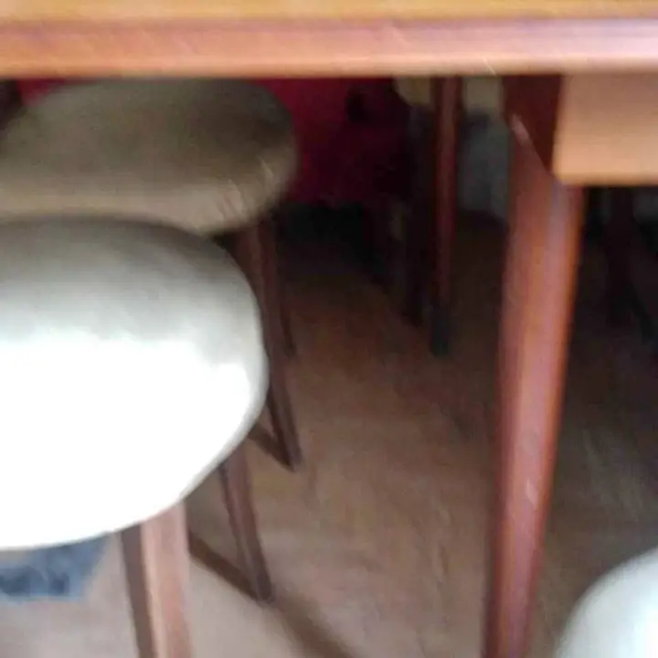 Vendo hermosa mesa rústica vintage plegable con sus 6 sillas la mesa es midcentury de los 50