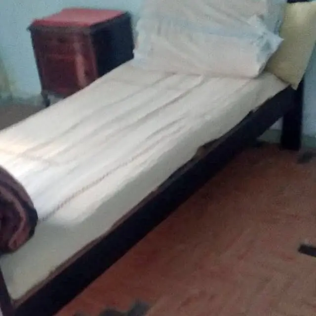 Alquilo habitacion a Señora o Sta que trabaje Almagro pque centenario 450.000$ + llave q se devuelve