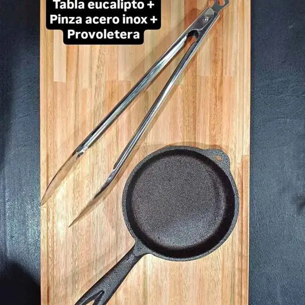 Kit parrillero x 3 piezas Tabla eucalipto + pinza acero inox + provoletera