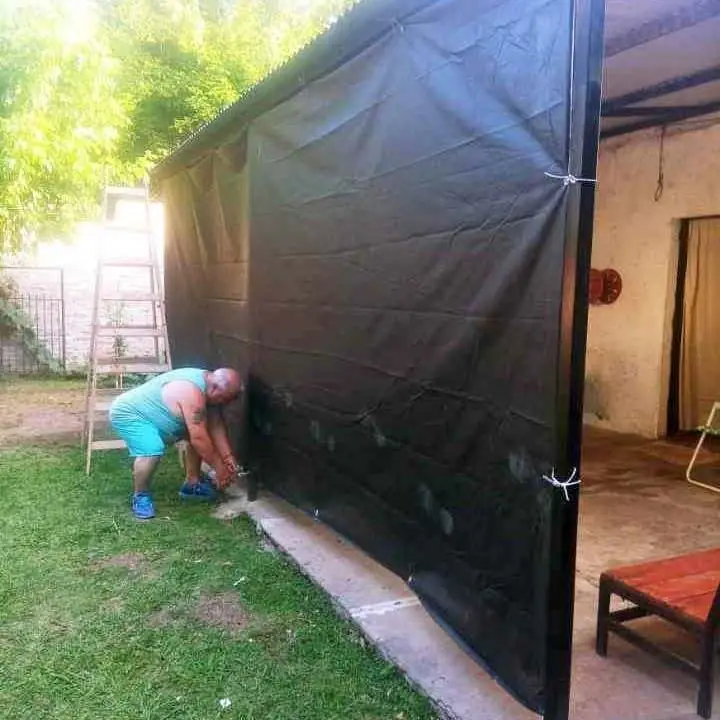 Se venden lonas gruesas y lisas nuevas sin uso con ojales de metal