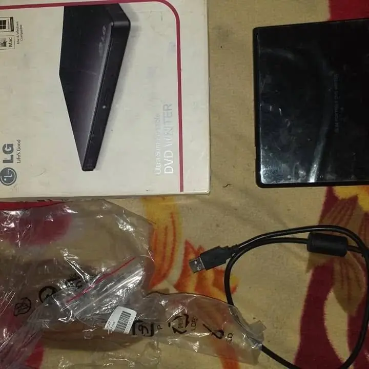 DVD ultra Slim semi nuevo en caja vendo 8mil.soy de Banfield oeste