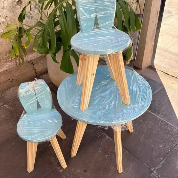 Mesa +2 sillitas infantiles
