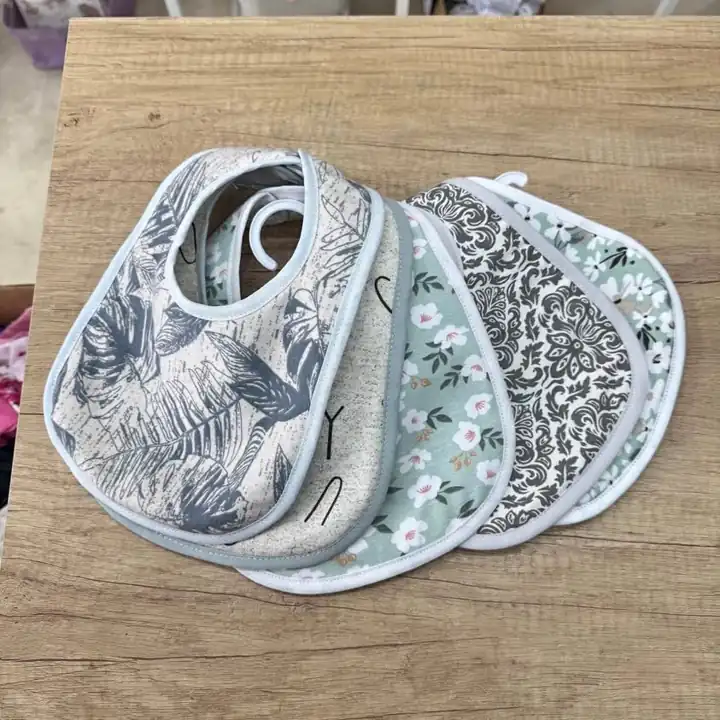 Babero bebés con plástico interno