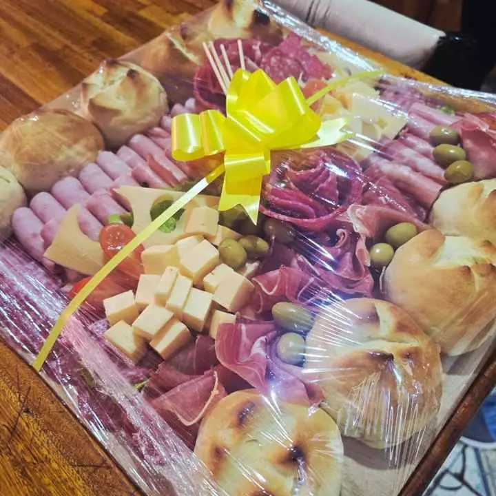 ¡Precios de picadas de fiambre! para 2 personas: $18.000 para 4 personas: $36.000