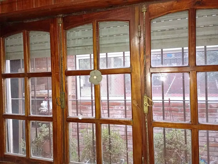 Ventana triple de madera con vidrio repartido