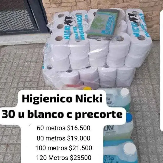 Bolsón de papel higiénico blanco con precorte bien pesados significa que trae la cantidad que dice