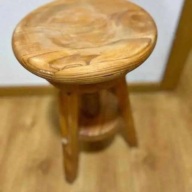 Taburete de madera giratorio de 3 patas importado