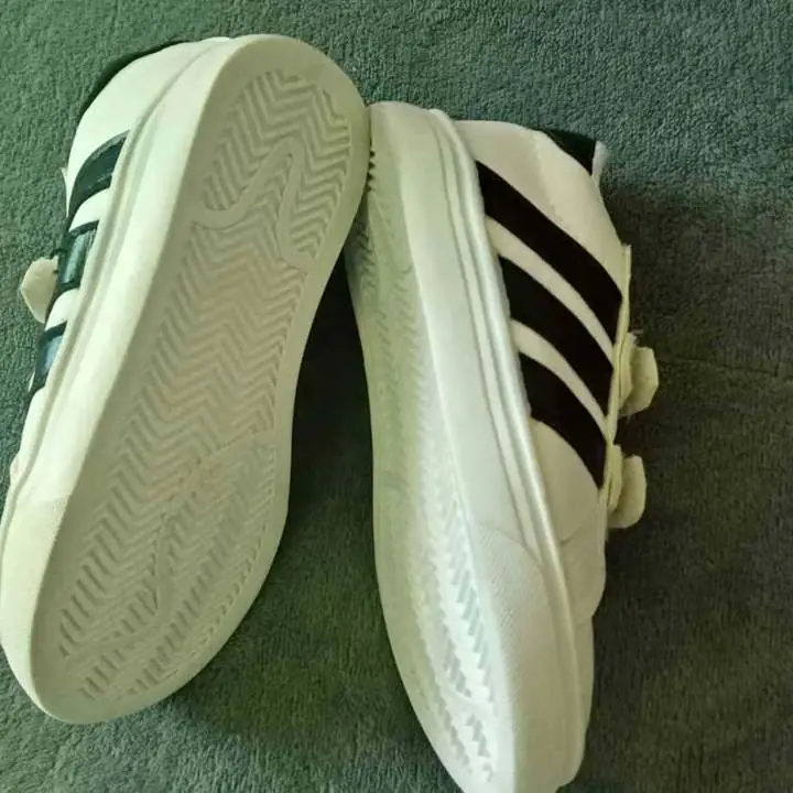 Zapatillas de niño talle 25 blancas sin uso