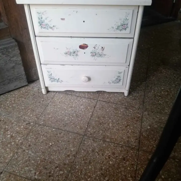 Mesa de luz laqueada.zona Caba devoto leer descripción