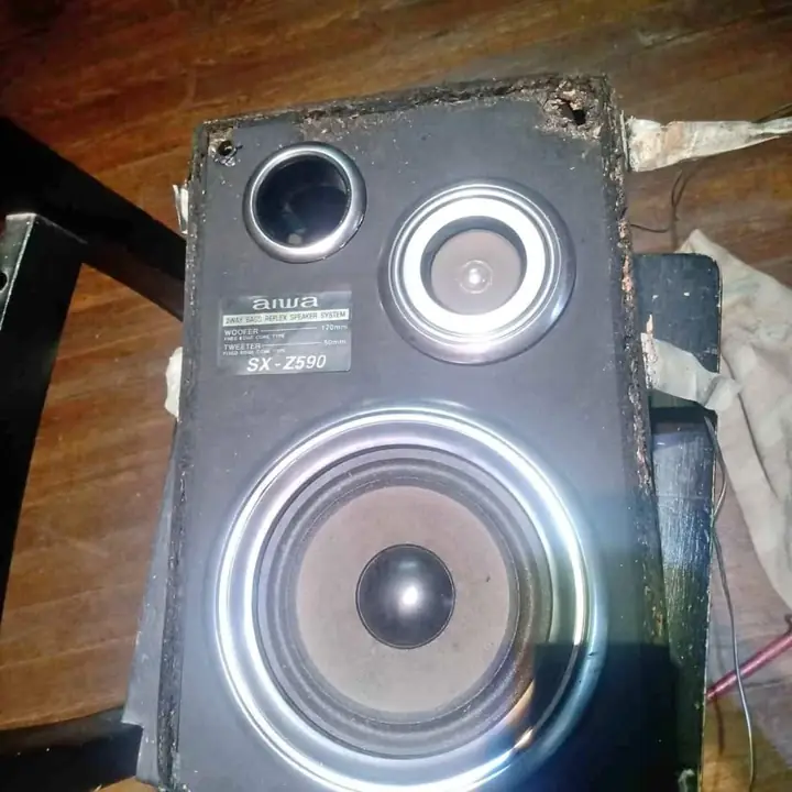 Parlante aiwa sx-z590 como seve 1 solo.esta sano el parlante.solo la caja mal