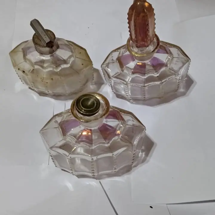 Licorera, Caramelera y perfumero detalles en dorado y bordo coleccion antiguedad
