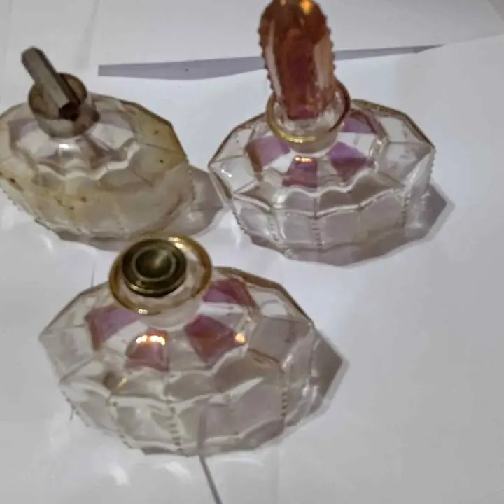 Licorera, Caramelera y perfumero detalles en dorado y bordo coleccion antiguedad