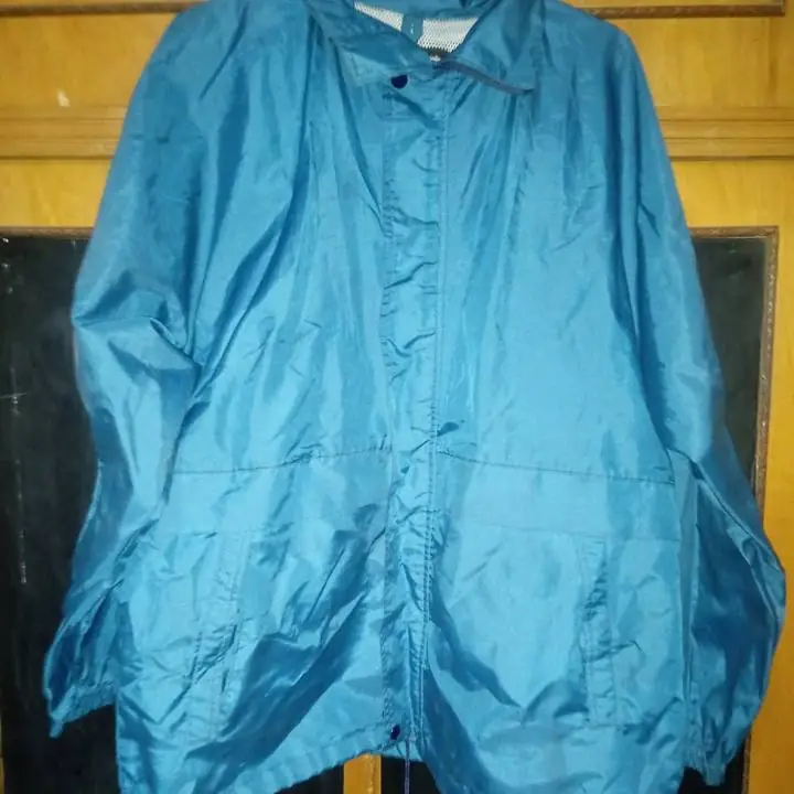 Campera rompeviento con capucha hombre mujer