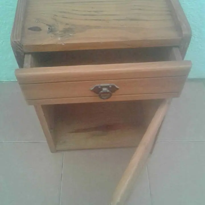 Mesa con cajón y estante
