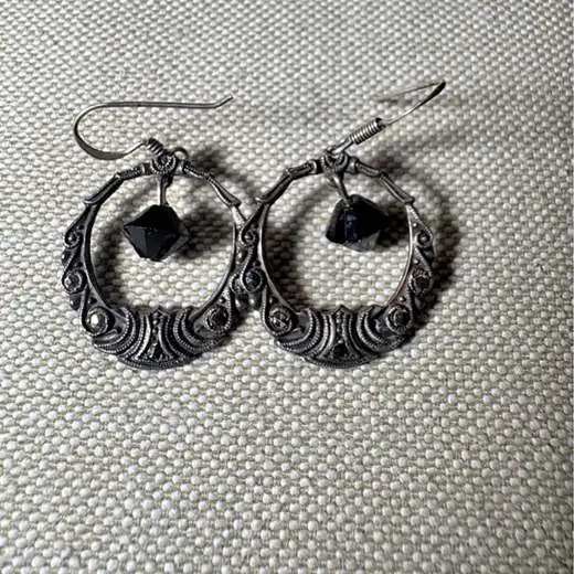Aros de plata y azabache sellados