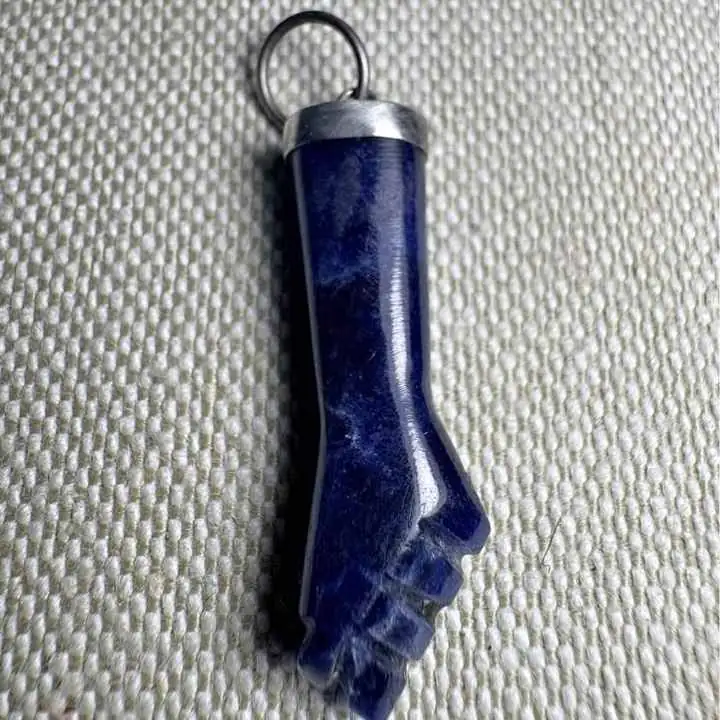 Mano de lapislázuli y plata