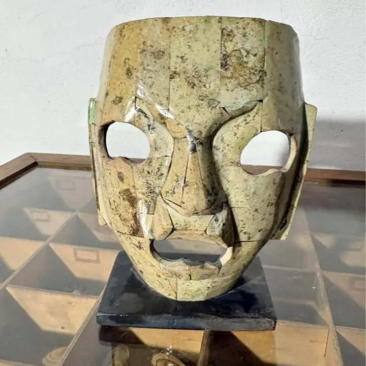 Mascara de piedra