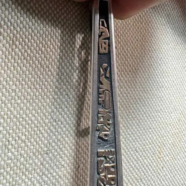 Trabacorbata de plata y oro sellado