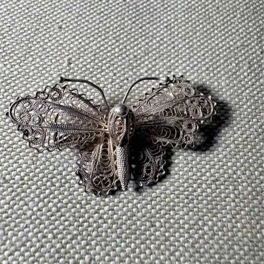 Prendedor de mariposa plata
