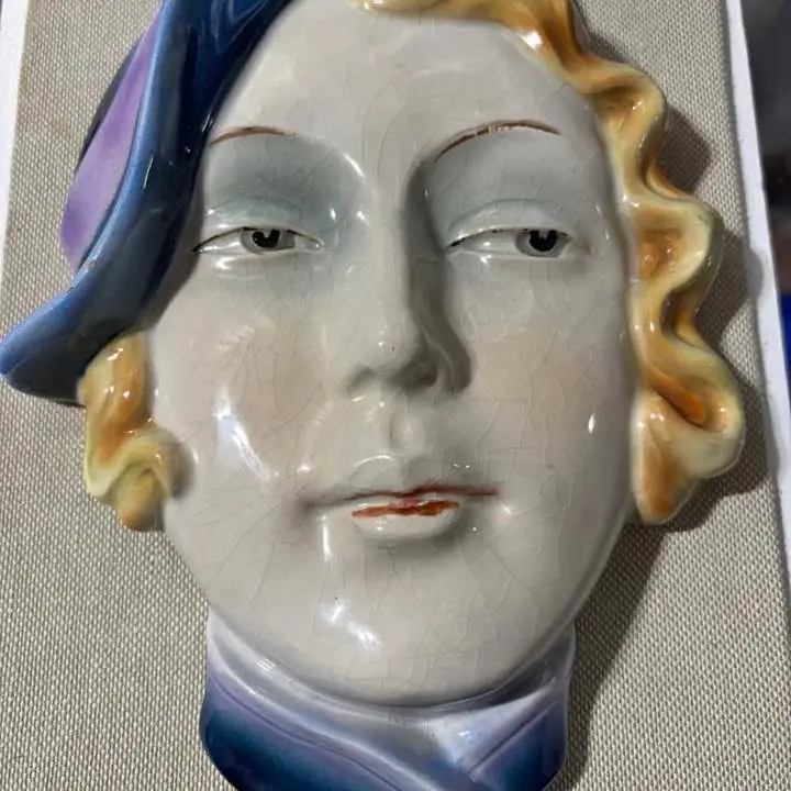 Máscara de mujer en porcelana