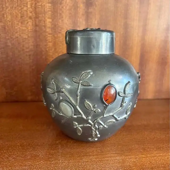 Potich de peltre con piedras