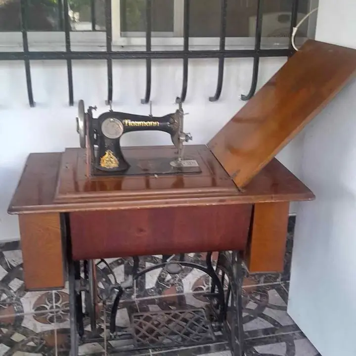 Maquina de coser funcionando