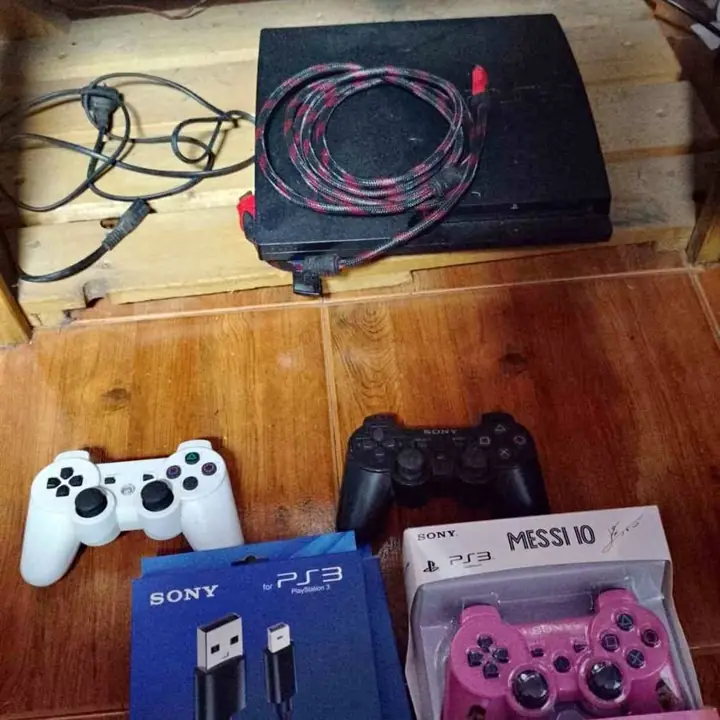 Vendo ps3 con falla como e ve en las fotos, disco nuevo y el mando de messi esta nuevo