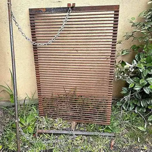 Parrilla de hierro 65 x 100 cm con soporte y cadena para regular altura