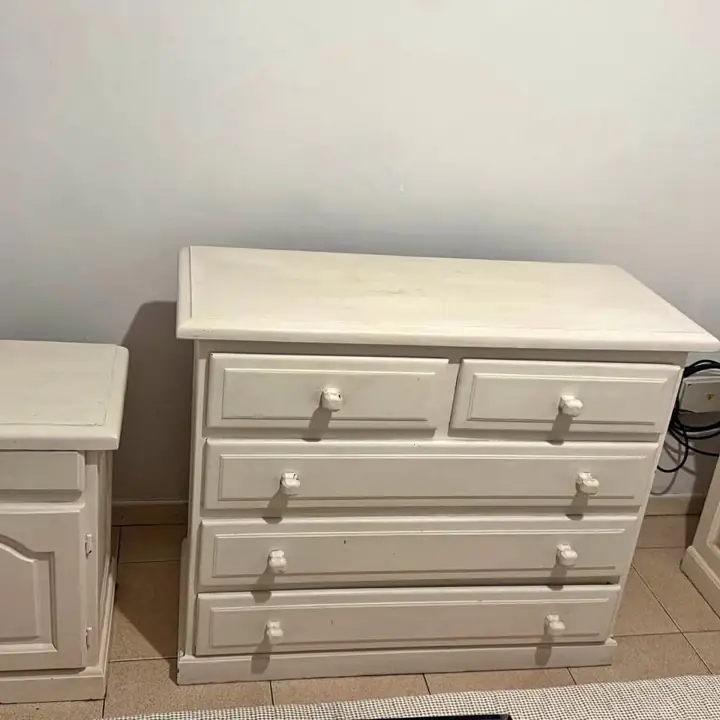 Juego de dormitorio de algarrobo macizo – Cómoda + 2 mesas de luz