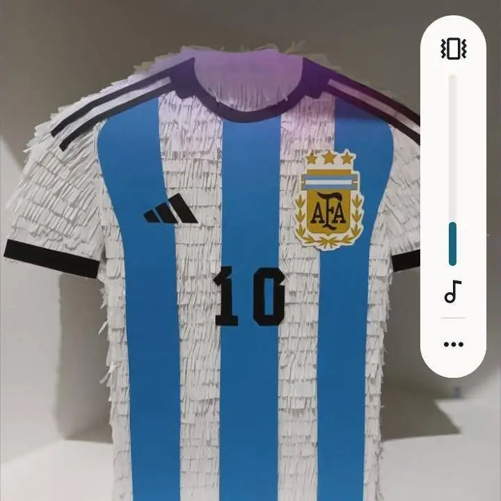 Piñatas y cajas de regalo con golosinas
