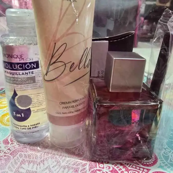Cómo perfume 100m + crema + desmaquillante + una biju