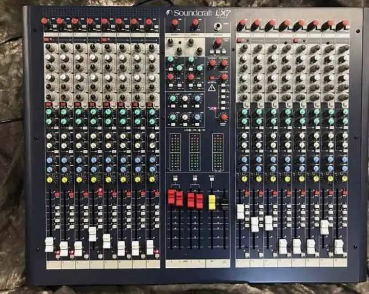 Liquido consola profesional Soundcraft de 16 canales