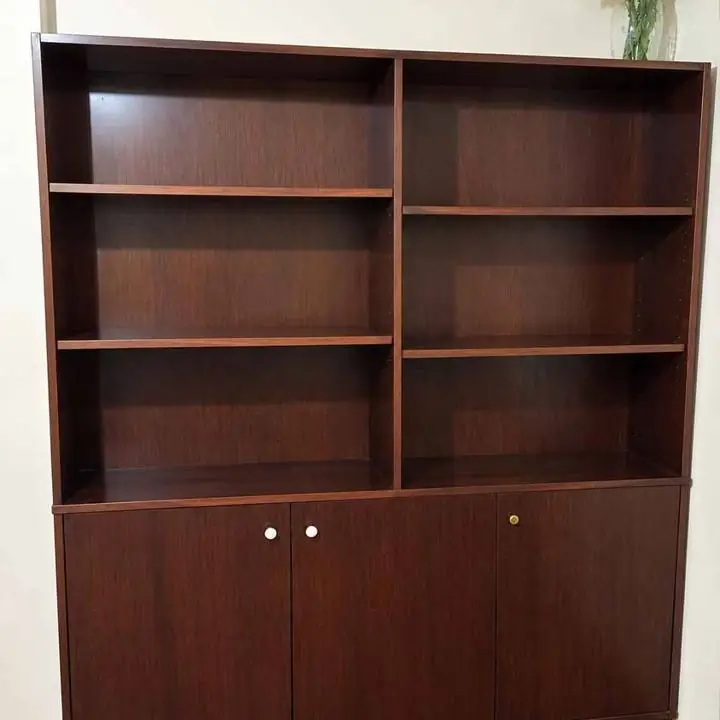 Biblioteca modular de madera color nogal – Amplia y resistente