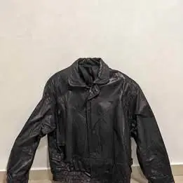 Campera de cuero genuino - Color negro XL - impecable