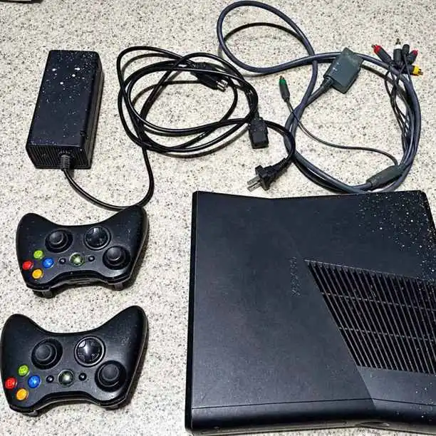 Consola Xbox 360 + 2 controles + cables incluidos
