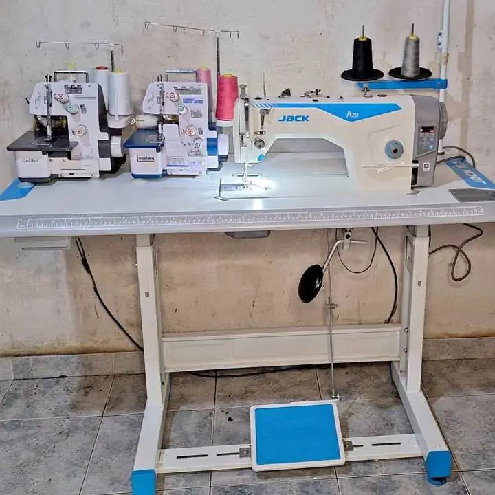 Maquinas recta, overlock y collareta listas para empezar a fabricar