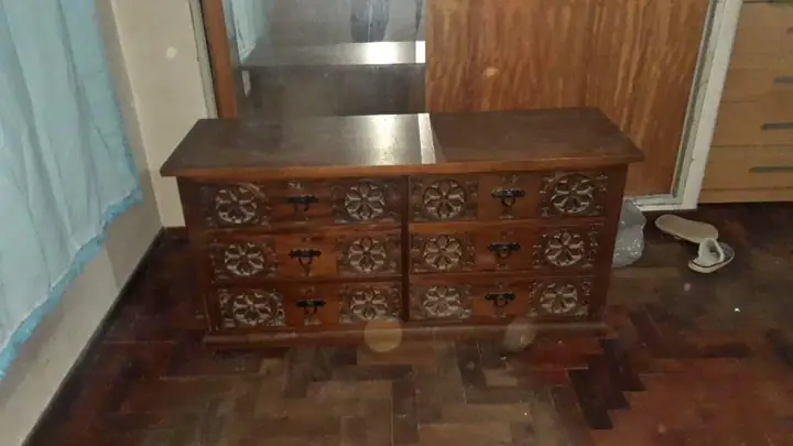 2 Camas Gemelas 1 Plaza Talladas Rosetón Colonial + Cómoda + Mesa de Luz