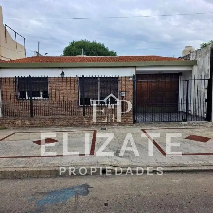 Excelente casa de 3 ambientes con cochera pasante para 4 autos en lomas del mirador apto crédito