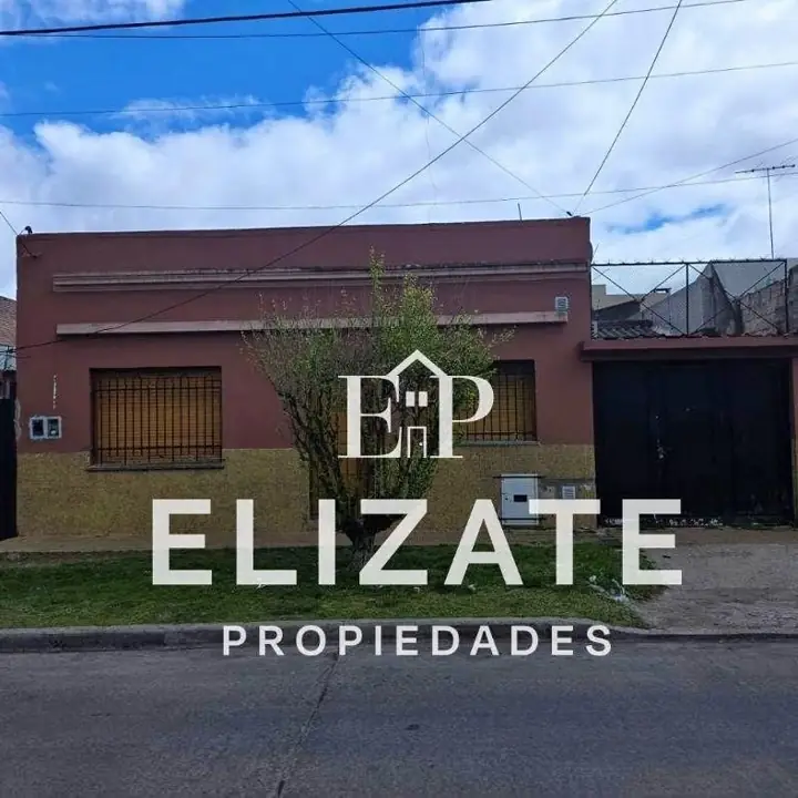 Venta casa 3 ambientes en la tablada con patio, entrada para autos y departamento al fondo