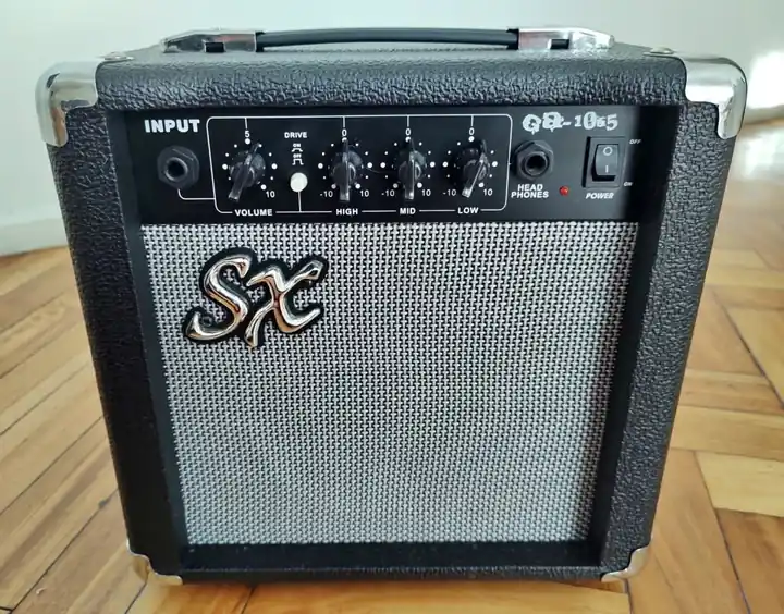 Amplificador SX - p/guitarra de 10w - con distorsion - inmaculado sin uso . suena precioso