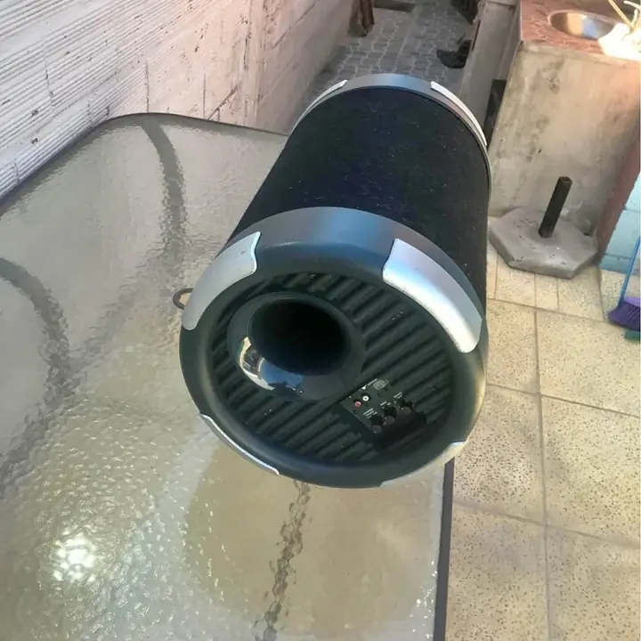 Vendo bazoca de 12 pulgadas en perfecto estado su precio es de 130mil …no bajo y ni permuto