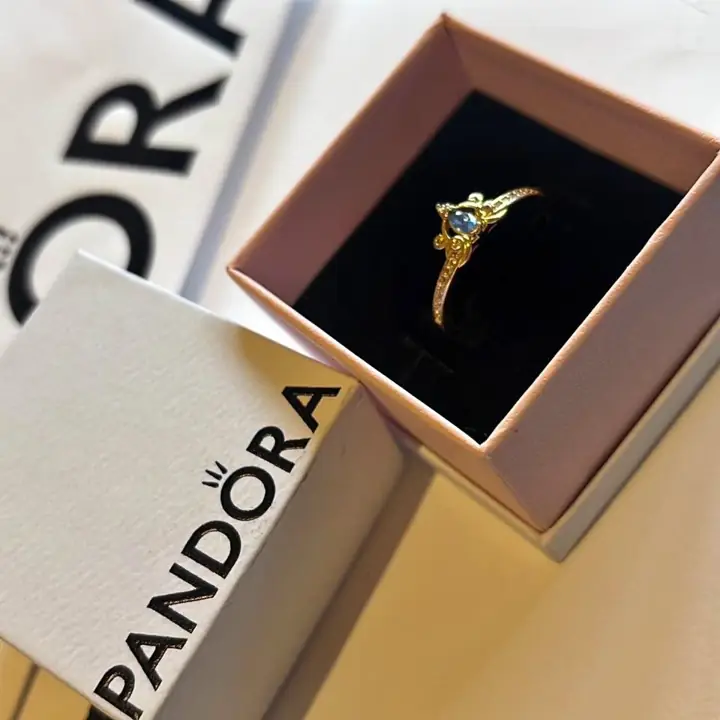 Anillo cenicienta Pandora sellado 925 ale en sus estuche talle 17